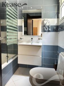 een badkamer met een toilet, een wastafel en een douche bij Kease Qurtubah A-19 Royal Design GX10 in Riyad