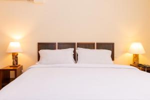Postel nebo postele na pokoji v ubytování Royal Court Hotel