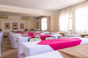 Postel nebo postele na pokoji v ubytování Royal Court Hotel
