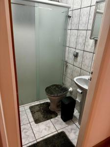 een kleine badkamer met een toilet en een wastafel bij Casa aconchegante em Araxá in Araxá