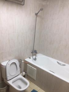 La salle de bains est pourvue de toilettes et d'une baignoire. dans l'établissement Superbe appartement à Marrakech quartier Majorelle 2 chambres, à Marrakech