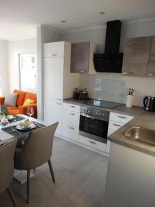 Kuchyň nebo kuchyňský kout v ubytování Schönes Ferienhaus in Wervershoof mit Garten, Grill und Terrasse