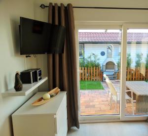 TV a/nebo společenská místnost v ubytování Schönes Ferienhaus in Wervershoof mit Garten, Grill und Terrasse