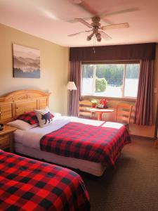 מיטה או מיטות בחדר ב-Parkway Motel