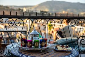 - une table avec un plateau de nourriture sur le balcon dans l'établissement Dar Amir Fez, à Fès