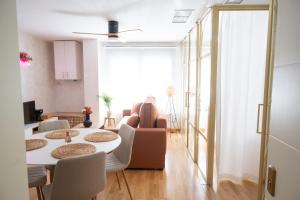 - un salon avec une table et des chaises dans l'établissement Casa Rubia, à Tolède