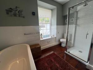 Koupelna v ubytování Guild Hall, sleeps 8 with parking in New Quay