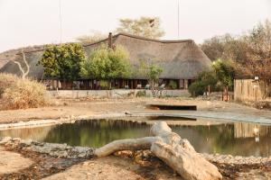 馬蒂克維禁獵區的住宿－Last Word Madikwe，一座建筑前面有水池