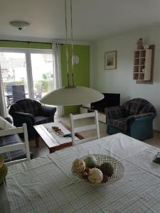 ein Wohnzimmer mit einer Obstschale auf dem Tisch in der Unterkunft Aamon - a76578 in Zierow