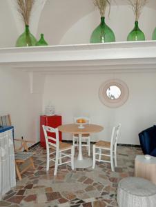 - une salle à manger avec une table et des chaises dans l'établissement La Casa Shabby Chic, à Matino
