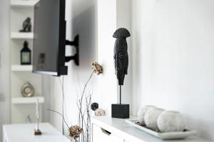 Una habitación con un escritorio con un artefacto negro encima. en Ocean Park 311, en Adeje