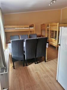Zimmer mit einem Tisch, Stühlen und Etagenbetten in der Unterkunft Olimpijka Lidia Wrzesinska in Więcbork