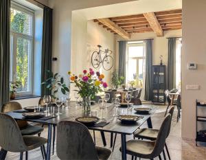 a dining room with a table and chairs at Het Maashuis in Maasmechelen