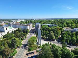 ワルシャワにあるApartament Wiejska 9の時計塔のある街並み