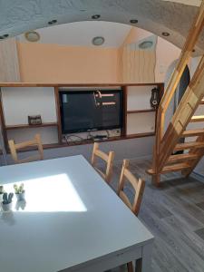 a living room with a table and chairs and a tv at Ferienunterkunft Luna in Satow