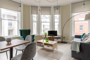 un soggiorno con un divano e un tavolo di Dublin Castle Suites a Dublino