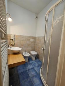 蓬塔謝韋的住宿－托斯卡尼大森帕酒店，一间带水槽、卫生间和淋浴的浴室