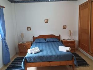 ein Schlafzimmer mit einem Bett mit zwei Handtüchern darauf in der Unterkunft Villa Paz - Villa Familiar para 6 con piscina, AC, Wifi y parking in Arboleas