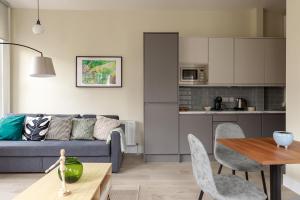 都柏林的住宿－Dublin Castle Suites，客厅配有沙发和桌子