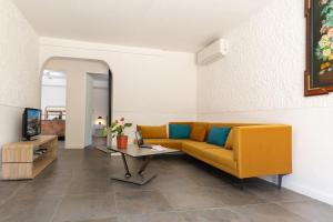 een woonkamer met een gele bank en een tafel bij Sweet Dream - Quiet - Host Provence in La Seyne-sur-Mer