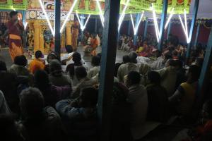 uma multidão de pessoas assistindo a uma performance em um templo em Goyla 
