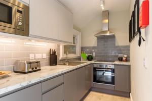 Cucina o angolo cottura di Dublin Castle Suites