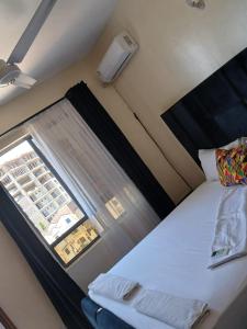 1 dormitorio con cama y ventana en Candy Nyali Sea View Hidden Gem, en Mombasa