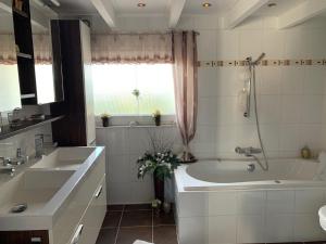 Koupelna v ubytování Ferienhaus direkt am See