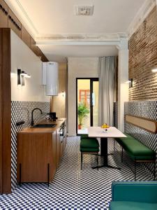 a kitchen with a table and green chairs at El Rincón de María Vicenta in Valencia