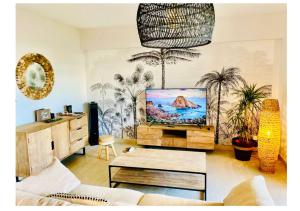 TV a/nebo společenská místnost v ubytování Escapade romantique Baie Nettlé