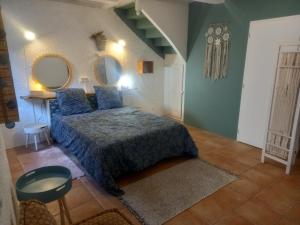 ein Schlafzimmer mit einem Bett und zwei Spiegeln an der Wand in der Unterkunft Maison médiévale avec jardin dans charmant village in Vers