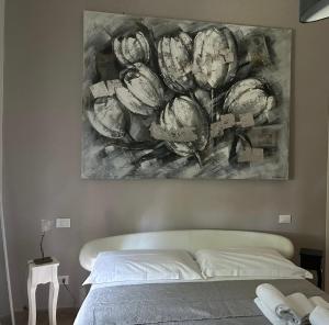 a bedroom with a painting hanging above a bed at Villa delle mimose in Sestri Levante