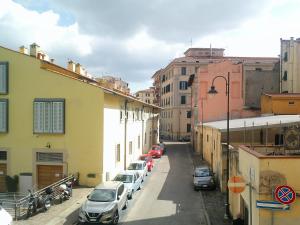 eine Stadtstraße mit auf der Straße geparkt in der Unterkunft Affittacamere " Il Porto " in Livorno