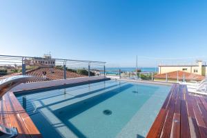 uma grande piscina no telhado de um edifício em Residence Stella em Marina di Massa