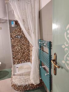 A bathroom at B&B LE GRETTE