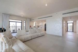 uma sala de estar com sofás brancos e uma cozinha em Luxury Room Burj al Arab FRONT em Dubai