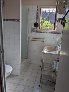 łazienka z umywalką i toaletą w obiekcie Les Chaises w mieście Raizeux