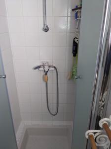 prysznic z wężem w łazience w obiekcie Les Chaises w mieście Raizeux