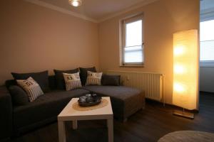 un salon avec un canapé et une table dans l'établissement Tolle Ferienwohnung in Schönberger Strand, à Schönberger Strand