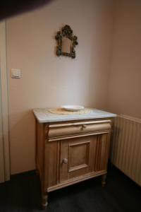 une salle de bain avec un lavabo et un miroir au mur dans l'établissement Tolle Ferienwohnung in Schönberger Strand, à Schönberger Strand