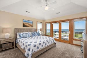 1 dormitorio con 1 cama y vistas al océano en MS19 Sunset Shack, en Nags Head