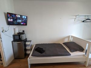 Postel nebo postele na pokoji v ubytování Zentrales Studio-Apartment in Linz, Arbeiter-hit