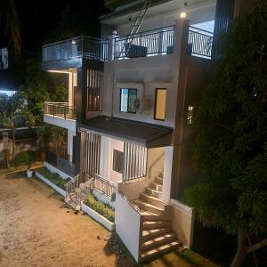 un edificio con escaleras a un lado en Diniwid Garden Beach en Boracay