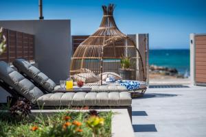 una jaula de aves sentada al lado de un edificio en Anasa Luxury Villas, en Kokkíni Khánion