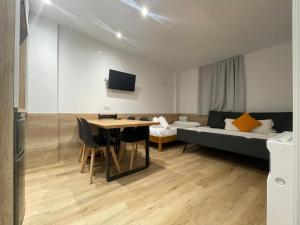 Televízia a/alebo spoločenská miestnosť v ubytovaní Apartamentos La Solana