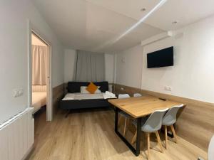 Televízia a/alebo spoločenská miestnosť v ubytovaní Apartamentos La Solana