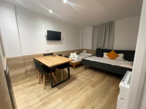 Televízia a/alebo spoločenská miestnosť v ubytovaní Apartamentos La Solana