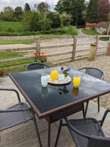 stół z dwoma kieliszkami soku pomarańczowego na nim w obiekcie Rosegarth Bed and Breakfast w mieście Marton