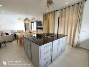 Kitchen o kitchenette sa Villa Tazerzit comfort et hospitalité