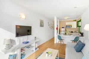 una sala de estar con un sofá y una mesa en Casita Blanca, en Puerto Rico de Gran Canaria